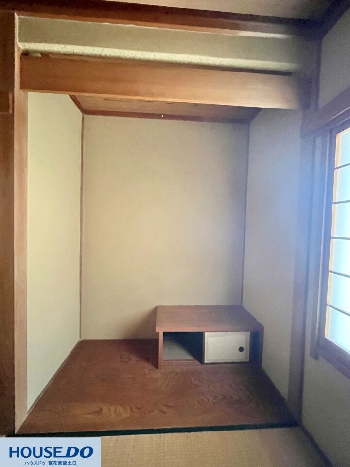 生け花や季節の飾り物を置いて、和の趣をゆったり楽しめる床の間です!日本の伝統的な建築美が感じられる落ち着いた空間で、日常の中にホッとするような静かなひとときと、視覚的な癒やしをプラスします☆