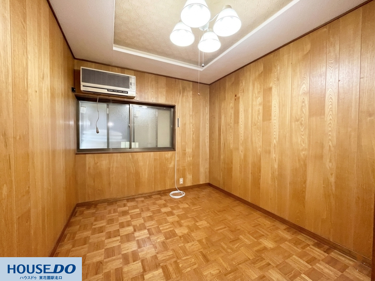 すっきりとした長方形の間取りで、家具の配置がしやすい洋室です!明るい色合いのフローリングと白系の壁紙が空間をすっきり見せます☆窓からは優しい自然光が入り、外からの視線も気になりません♪