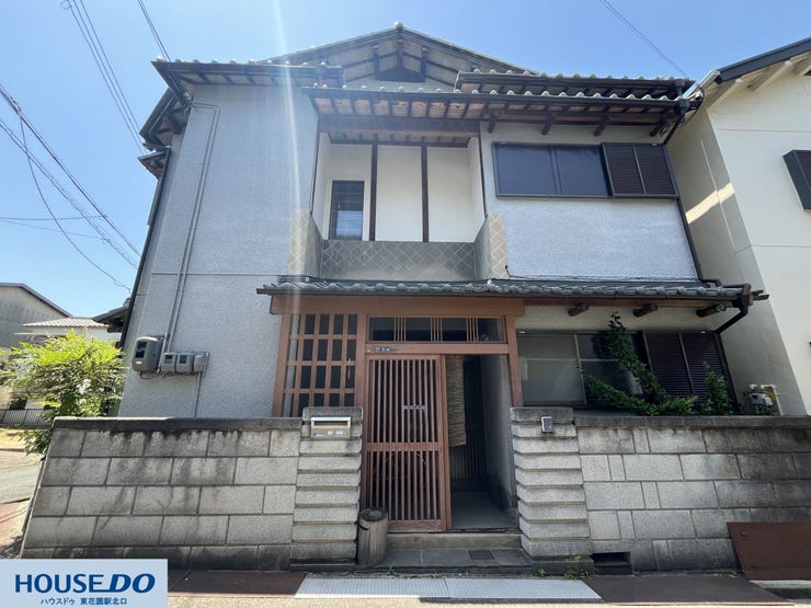 落ち着きある和瓦の屋根と、格子戸の門構えが美しい趣深い2階建ての邸宅です!趣のある外観が街並みに調和し、住むほどに愛着が湧く佇まい☆しっかりとした門塀が、日々の暮らしに安心感をプラスします♪