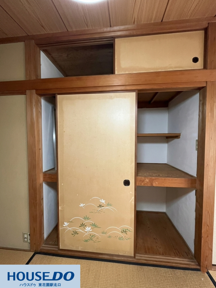 布団や季節物の衣類、大きな荷物もたっぷり収まる大容量の押し入れです!中段や天袋が付いているため空間を上下に効率よく使い分けられ、お部屋をいつもすっきり綺麗な状態に保つことができます☆