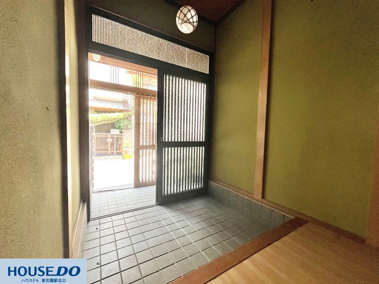格子戸の先には、雨風をしのげるゆとりある屋根付きの玄関ポーチが広がります!ベビーカーや雨具を一時的に置くスペースとしても便利☆毎日の出入りを落ち着いた和の風情が心地よく迎えてくれます♪