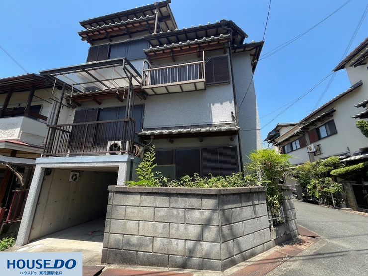 落ち着きある和瓦の屋根と、格子戸の門構えが美しい趣深い2階建ての邸宅です!趣ある佇まいが街並みに調和し、住むほどに愛着が湧くデザイン☆しっかりとした門塀が、日々の暮らしに安心感をプラスします♪