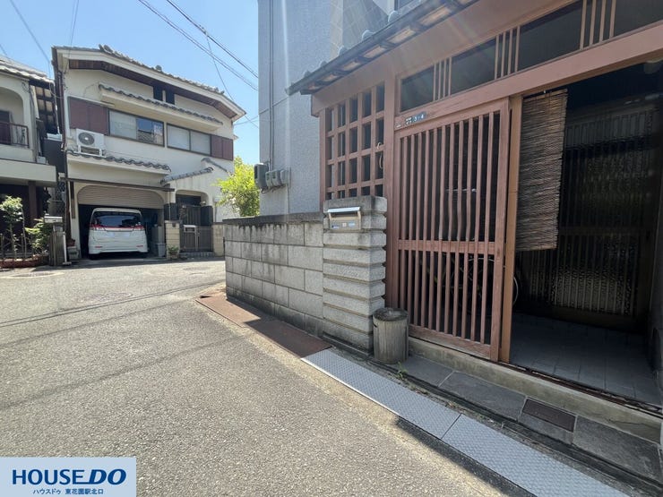 前面道路は車の通り抜けが少なく、小さなお子様やシニア世代の歩行時も安心感がある落ち着いた環境です!静かで開放的な住環境が保たれており、毎日の暮らしを穏やかにのんびりと過ごすことができます☆