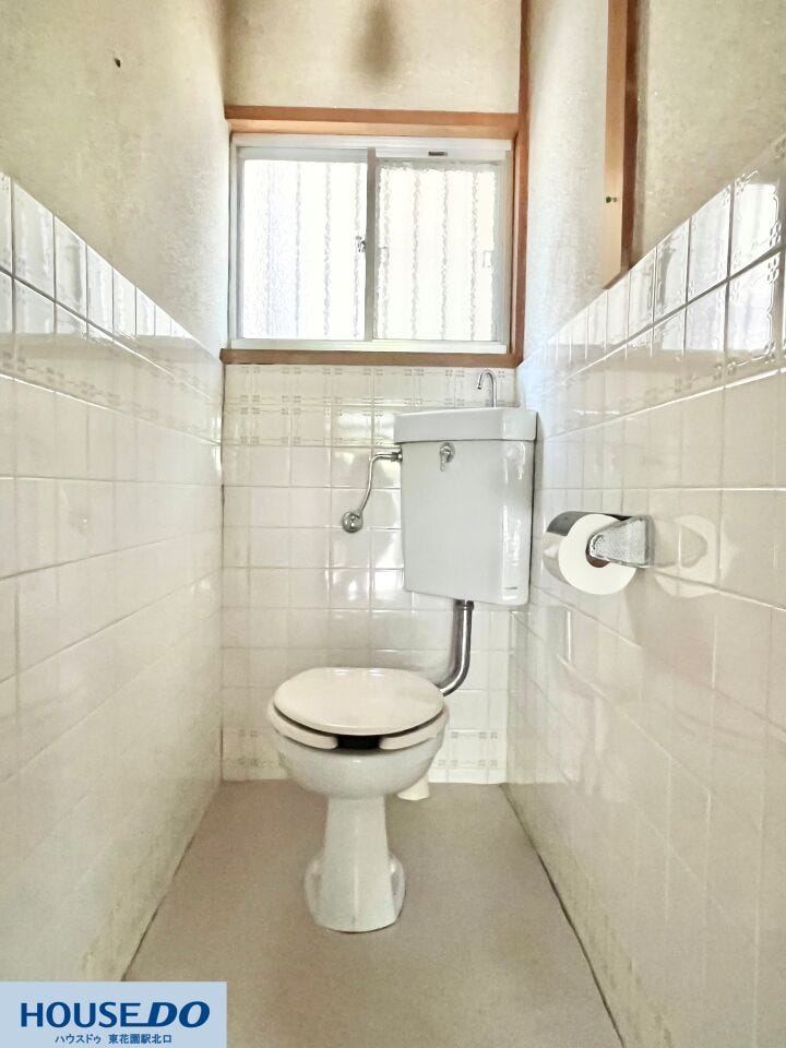 白を基調としたタイル壁が、清潔感あふれる空間を演出するトイレです!奥には換気がスムーズに行える窓があり、明るさと爽やかさをキープ☆すっきりとしたシンプルな内装で、毎日の暮らしを心地よく支えます♪