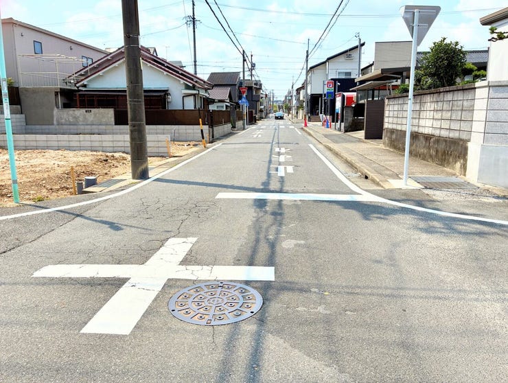 前面道路は見通しがよく交通量の少ない道路です