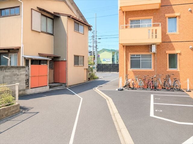 普通車が1台通れる幅となります。大型車の通行が少ないので、振動や騒音が抑えられます。