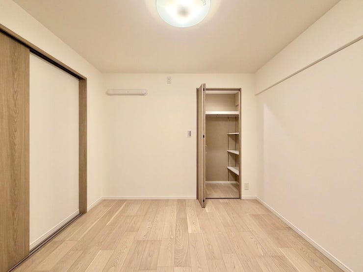 〈5.6帖〉可動棚付きのクローゼットで室内スッキリ♪
