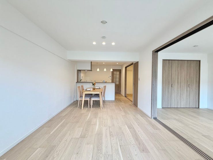 隣接する洋室を開放すると、21.6帖の空間が広がります♪