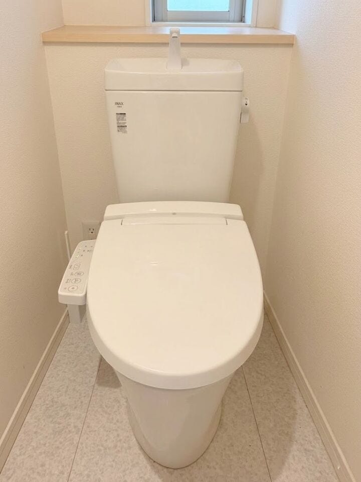 【1階トイレ】
ホワイトカラーで統一された、清潔感があるトイレです。1階、2階にトイレがあるので、混み合う時間も安心ですね。
※実際の写真から家具消しの加工を行っております。