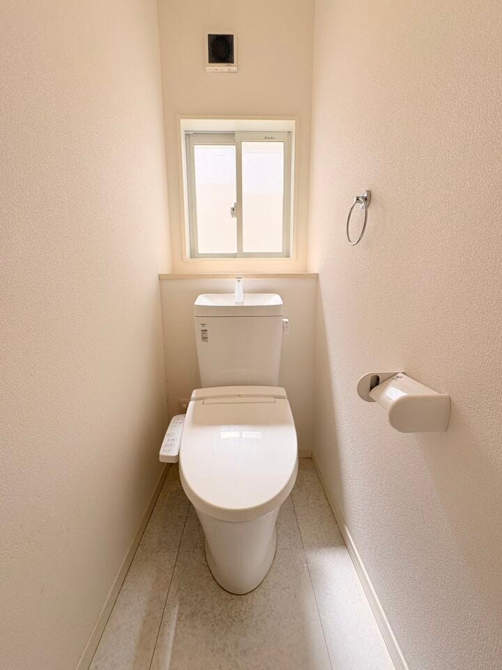 【2階トイレ】
※実際の写真から家具消しの加工を行っております。