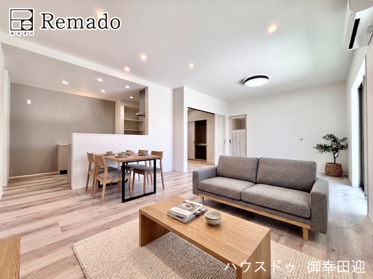 【リビング】
■家族の笑顔が集う中心地■お気に入りの家具を迎え、窓からは心地の良い光が差し込みます。