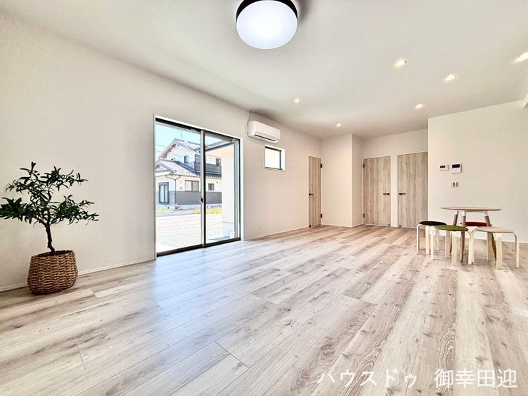 ■安らぎと笑顔の中心地■陽光が優しく降り注ぎ、会話が自然と弾む。ここでは、毎日が特別な時間へと変わります。