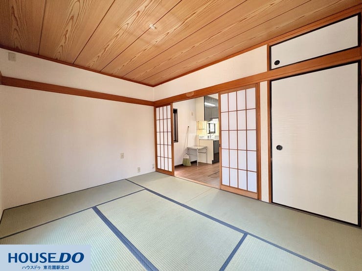 布団や季節物の片付けに重宝する大きな押入を備えた和室!引き戸を開けると隣のダイニングキッチンへ繋がり、家事動線もスムーズです☆木目の美しい天井と白い壁が調和した、居心地のよい伝統的な間取りです♪