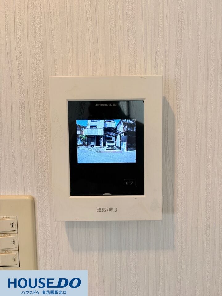 来客の顔を室内からしっかり確認できるモニター付きインターホン!防犯面でも役立ち、小さなお子様のお留守番時や夜間の対応も安心です☆ボタン操作もシンプルで、誰でも簡単に使いこなせる便利な設備です♪