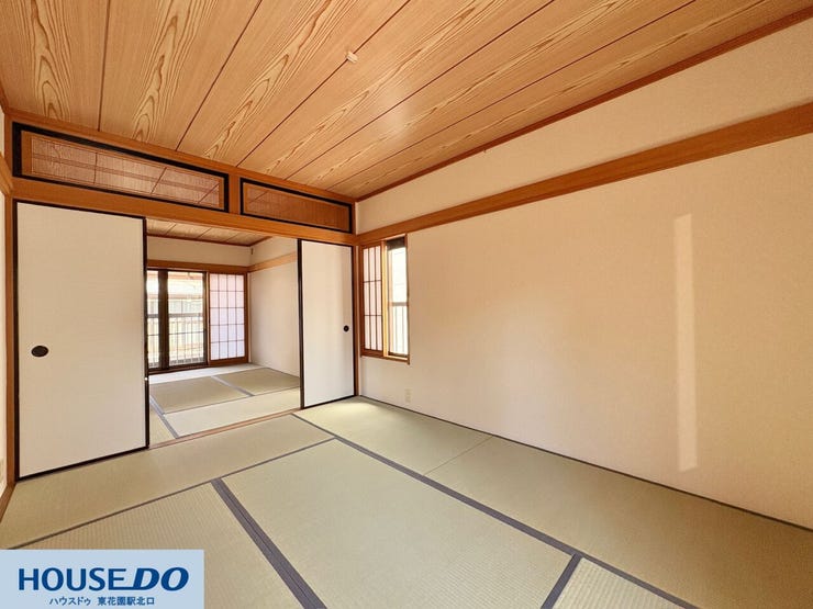 ふすまを開放することで隣の部屋と一体化できる広々とした和室!用途に合わせて空間を区切ったり繋げたりと柔軟に使えます☆欄間から光や風が通り抜け、家全体に開放感と心地よさをもたらす伝統的な間取りです♪