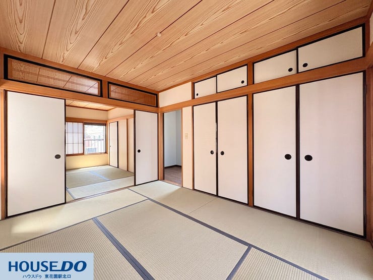 隣り合う和室のふすまを開ければ、開放的で広々とした空間に様変わり!たくさんの収納扉が並び、衣類や寝具、季節物まで効率よく片付きます☆風通しもよく、のんびりと寝転がって過ごしたくなる居心地のよさです♪