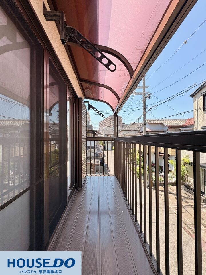 青空が広がり、洗濯物がしっかり乾く日当たりのよいバルコニー!上部には雨よけの屋根が設置されており、急な天候の変化でも安心です☆物干し金物も備わっているため、毎日の洗濯物干しが快適にこなせます♪