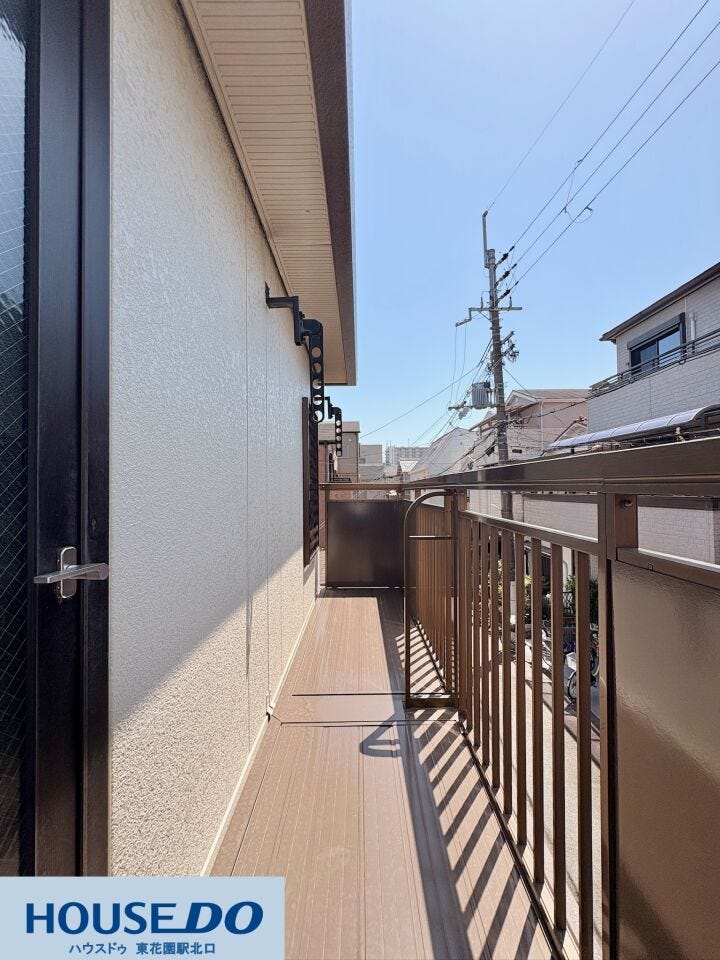 青空が心地よく広がる南向きのバルコニーです!奥行きがしっかりと確保されているため、日々のお洗濯物干しがスムーズにこなせます♪毎日の家事時間を気持ちよく、快適にサポートする空間です☆