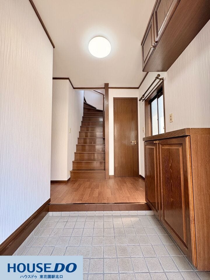 木の温もりを感じる落ち着いた雰囲気の玄関ホールです!大型のシューズボックスが備え付けられており、家族全員の靴をすっきりと収納できます♪散らかりがちな玄関をいつも綺麗な状態に保てます☆
