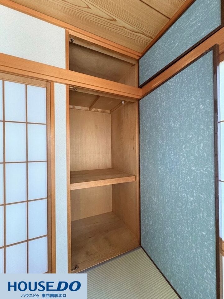 中段と枕棚があらかじめ設置された、機能的な和室の押し入れ収納です!お布団だけでなく、季節物の家電や衣装ケースも上下に分けて無駄なく収まります♪お部屋をいつでも広々と有効に使える工夫です☆