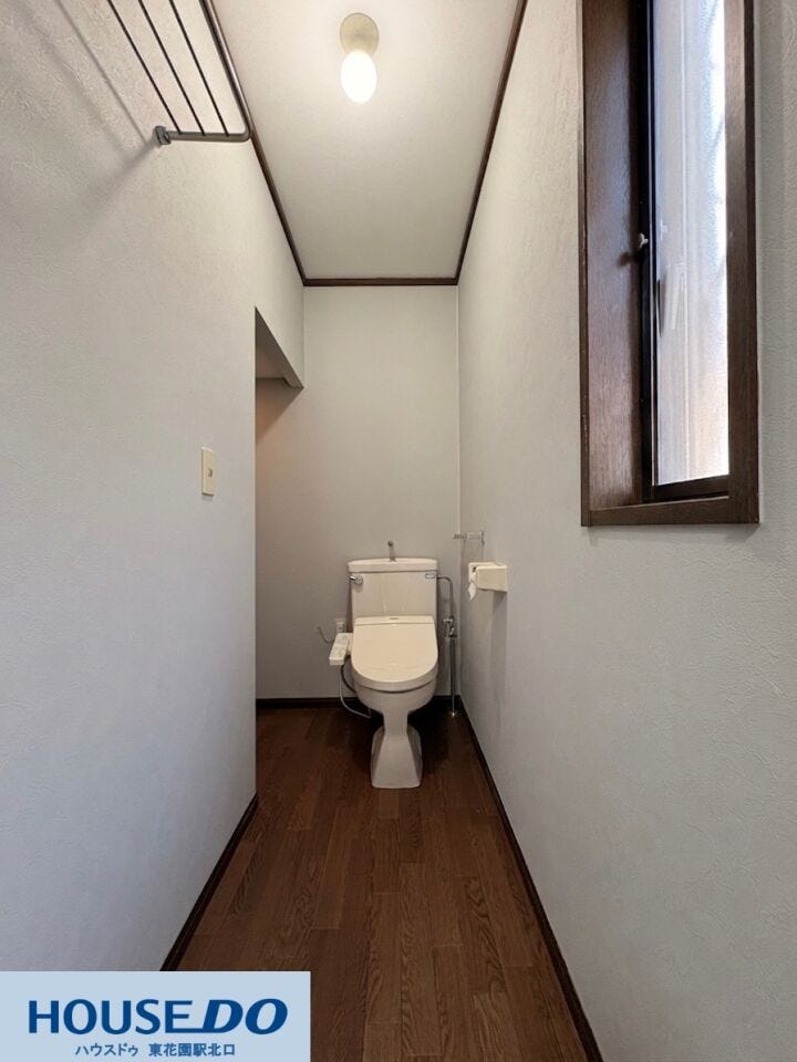 ゆったりとした奥行きを確保した、圧迫感のない快適なトイレ空間です!温水洗浄便座が完備されているほか、小窓からの自然換気もスムーズに行えます♪毎日の生活の中でホッと一息つける、清潔感のある場所です☆