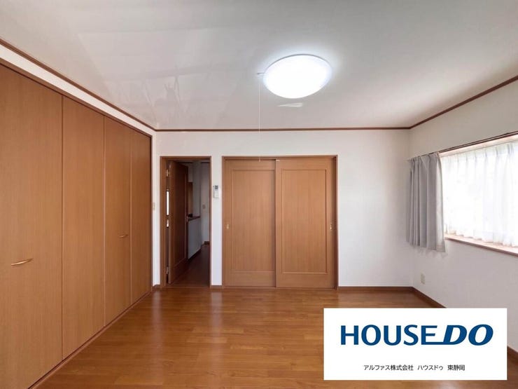約7帖洋室です。
お部屋に入って左に出窓がございます。
バルコニーはこちらのお部屋から出ることができます。
真ん中のお部屋と扉でつながっており、行き来がしやすいです。