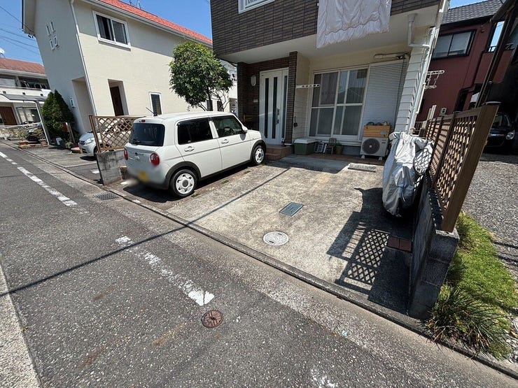 普通車と軽自動車併せて2台分停められます。