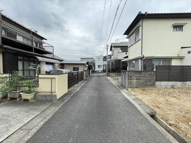 幅員約4mの前面道路です。普通車が1台通れる幅となります。大型車の通行が少ないので、振動や騒音が抑えられます。