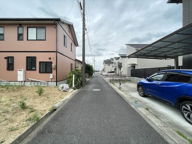 幅員約4mの前面道路です。車1台が余裕を持って通れる道幅です。車はスピードを控えるので事故率の軽減や歩行者も安心して通行できます。