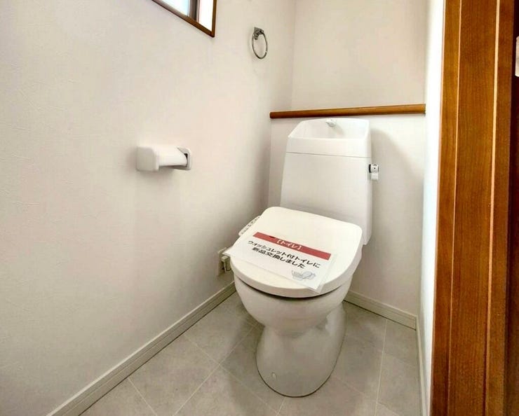 【Toilet】清潔感があり、落ち着いたデザインのトイレ。家族みんなが快適に使えます。
