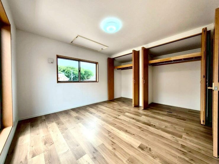 【Bedroom】ベッドとデスクを置いてもゆとりのある、使い勝手の良い広さの洋室です。