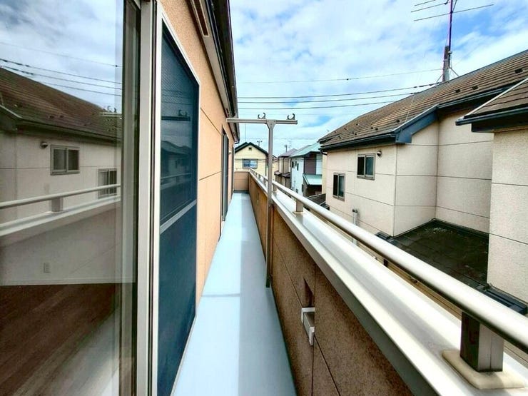 【Balcony】日当たりの良いバルコニーはお洗濯物がしっかり乾きやすく、毎日の家事にも重宝します。