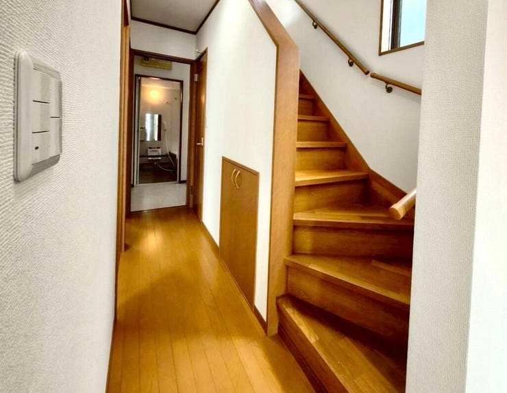【Entrance】シューズボックス完備の玄関で、靴や小物もスッキリ収納できます。