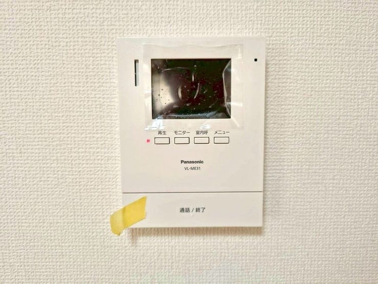 【Facilities】来訪者を確認できるモニター付きインターホンで、防犯面も安心です。