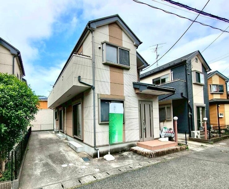 【Exterior】ゆとりのある駐車スペース付きで、車の出し入れもスムーズに行えます。