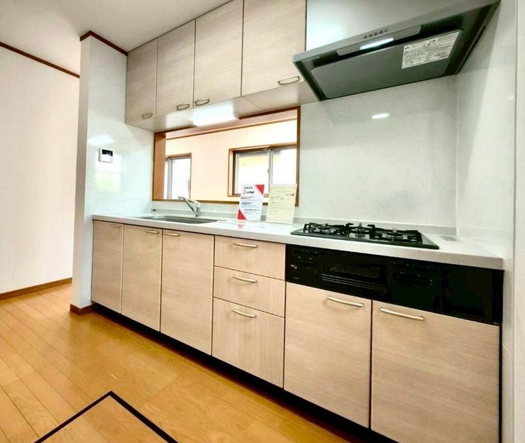 【kitchen】広めのキッチンは料理のしやすさを追求した設計。収納も豊富で作業がしやすい空間です。