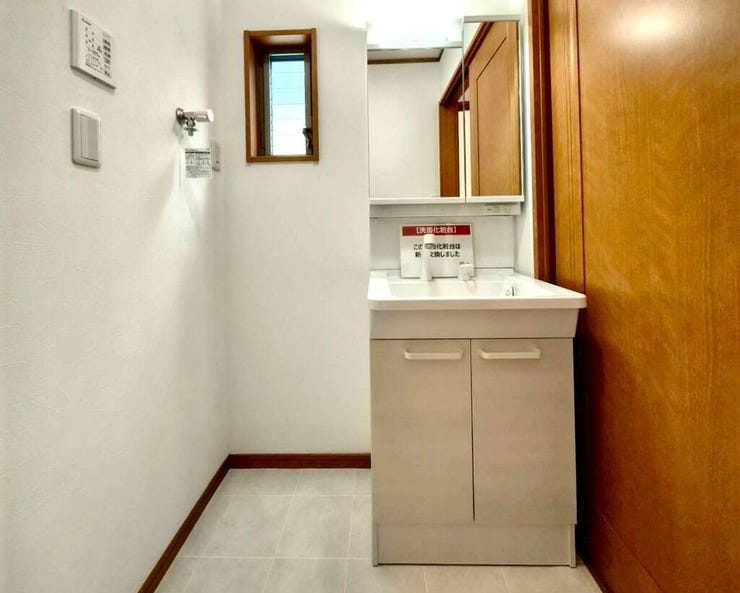 【Washroom】毎朝の準備がスムーズに。広めの洗面台と収納が使いやすい洗面所です。