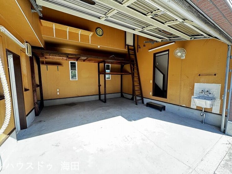 シャッター付ガレージ