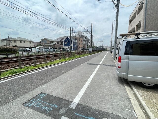 東側前面道路 約5.9mございます。
