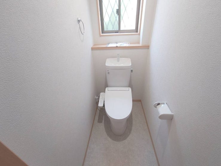 ◆1階トイレです。窓付きのため換気もでき、清潔に保てますね☆棚付きなので芳香剤や掃除用品も置けます。