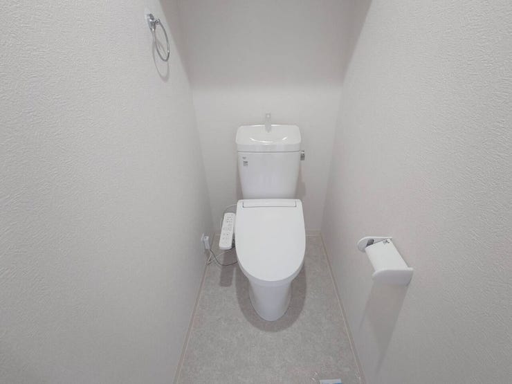 ◆2階トイレも温水洗浄便座付きです!タオルリングやペーパーホルダーも完備です♪