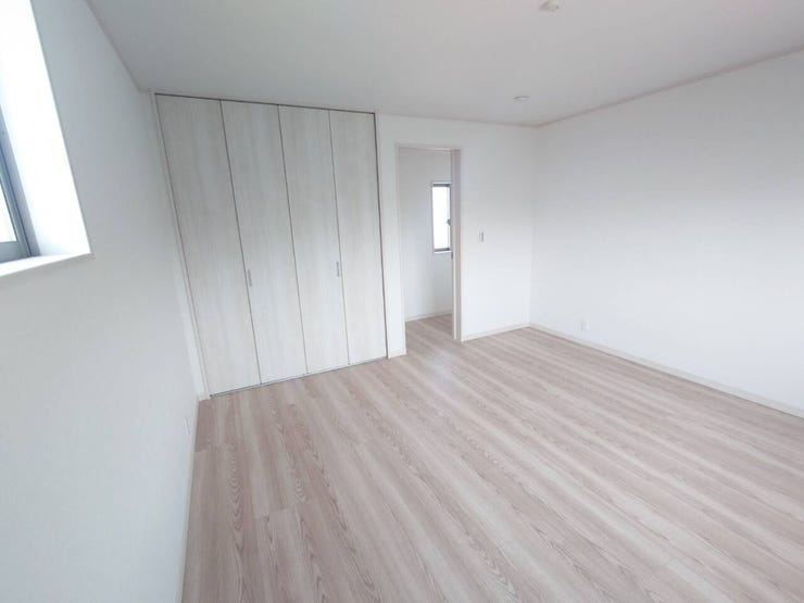 ◆2階8帖洋室は白い木目調クローゼットが落ち着いた印象のお部屋です。南向きで陽当たり良好です!