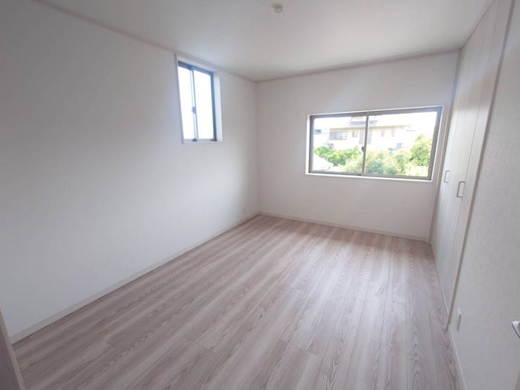 ◆2階6帖洋室も二面採光で陽当たり良好☆クローゼット完備!お子様のお部屋にもいいですね♪