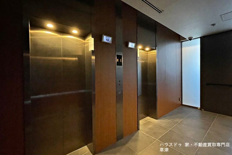 非常用も含め5基のエレベーターが設置されています。低層階用と高層階用で分かれています。