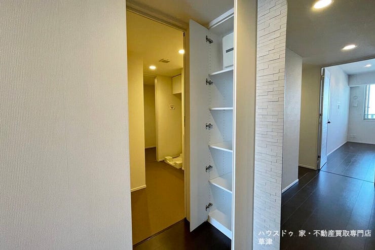 便利な廊下収納。掃除用具や日用品のストックなど、使う場所にすっとしまえます。