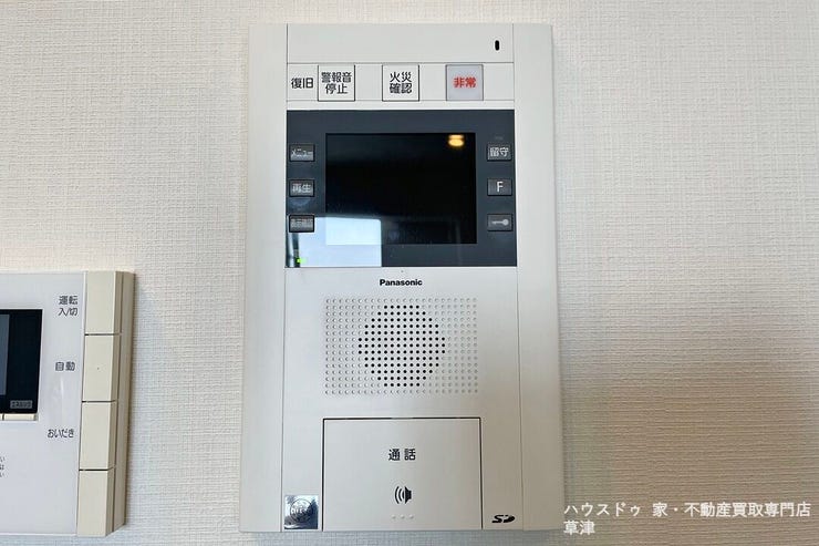 来客の顔を確認してから対応できるモニター付きインターホン。防犯面でも安心の必須設備です。