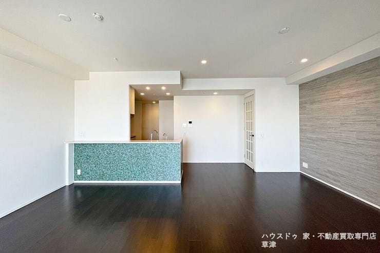 窓からの光が奥まで届く開放的なリビング。広々としたお部屋で、家族の時間をゆったり過ごせます。