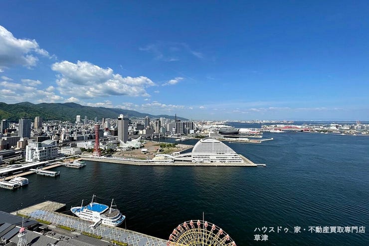 33階の特等席。神戸港から六甲山までを一望する、贅沢で開放的なパノラマビューが広がります。
