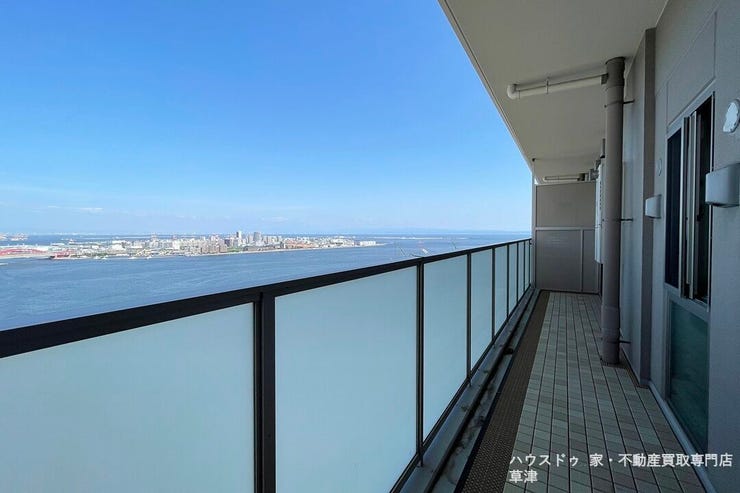 青い海と空を身近に感じる広々としたバルコニー。心地よい潮風を感じながら贅沢な時間を。