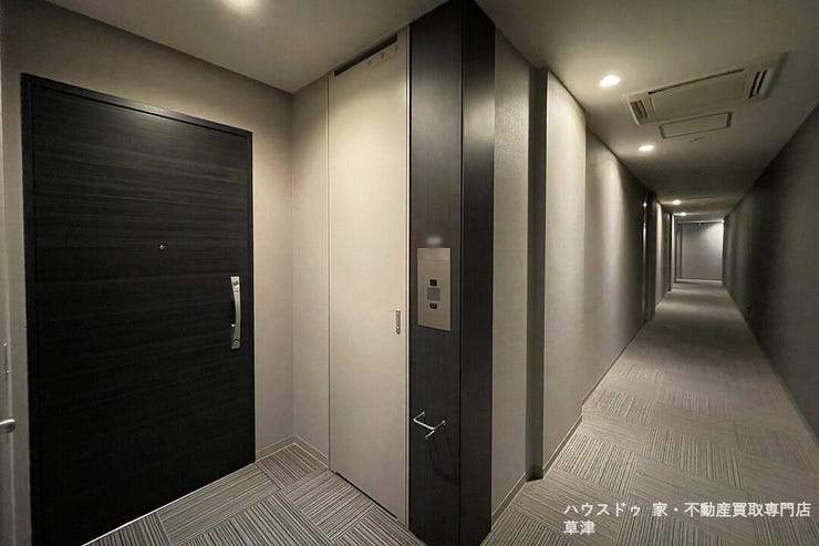 共用廊下は、外からの視線が届かず、天候の影響も受けない内廊下が採用されています。空調が完備され、快適な環境を維持しています。
